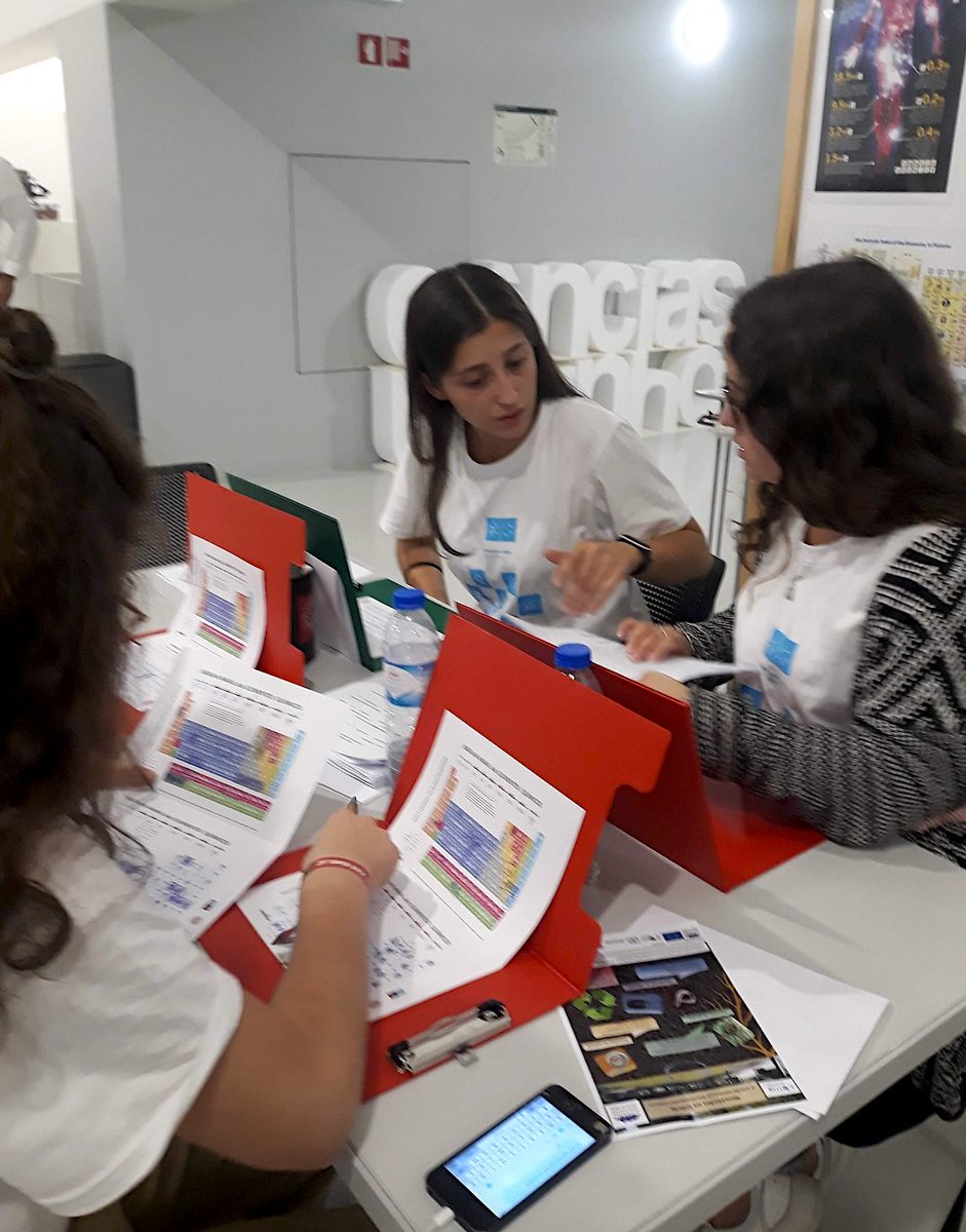 STOLscience's tweet photo. Em #2019iypt #2019aitp levámos a #TabelaPeriodica e a #Quimica do nosso corpo à @neinvestigadores em #braga. Com @cienciasuminho @udominho #nei209 #ern2019 #noitedosinvestigadores #science #scicomm #quimica #elementoquimico #batalhanaval #corpohumano #chemistry #periodictable https://t.co/KaT0PPj3f3