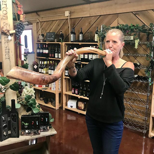 Promenyus's tweet photo. Ya’ll are missing the Rosh Hashanah celebration! #roshhashana #highholidays #standwithisrael https://t.co/zPgoBqcHrW https://t.co/bzi5uMGcB0