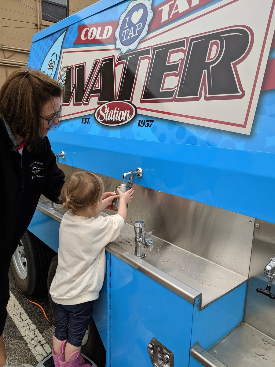 sslingenfelter's tweet photo. π§Thanks for the fill up, @MyWaterOne! #OPFallFestival https://t.co/iqIlO0jc6E