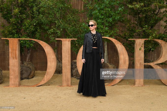 FactsJLawrence's tweet photo. Jennifer Lawrence en Dior Fashion Show el pasado 24 de Septiembre en Paris. #FactsJL 1/3 https://t.co/Sagn658Fb3
