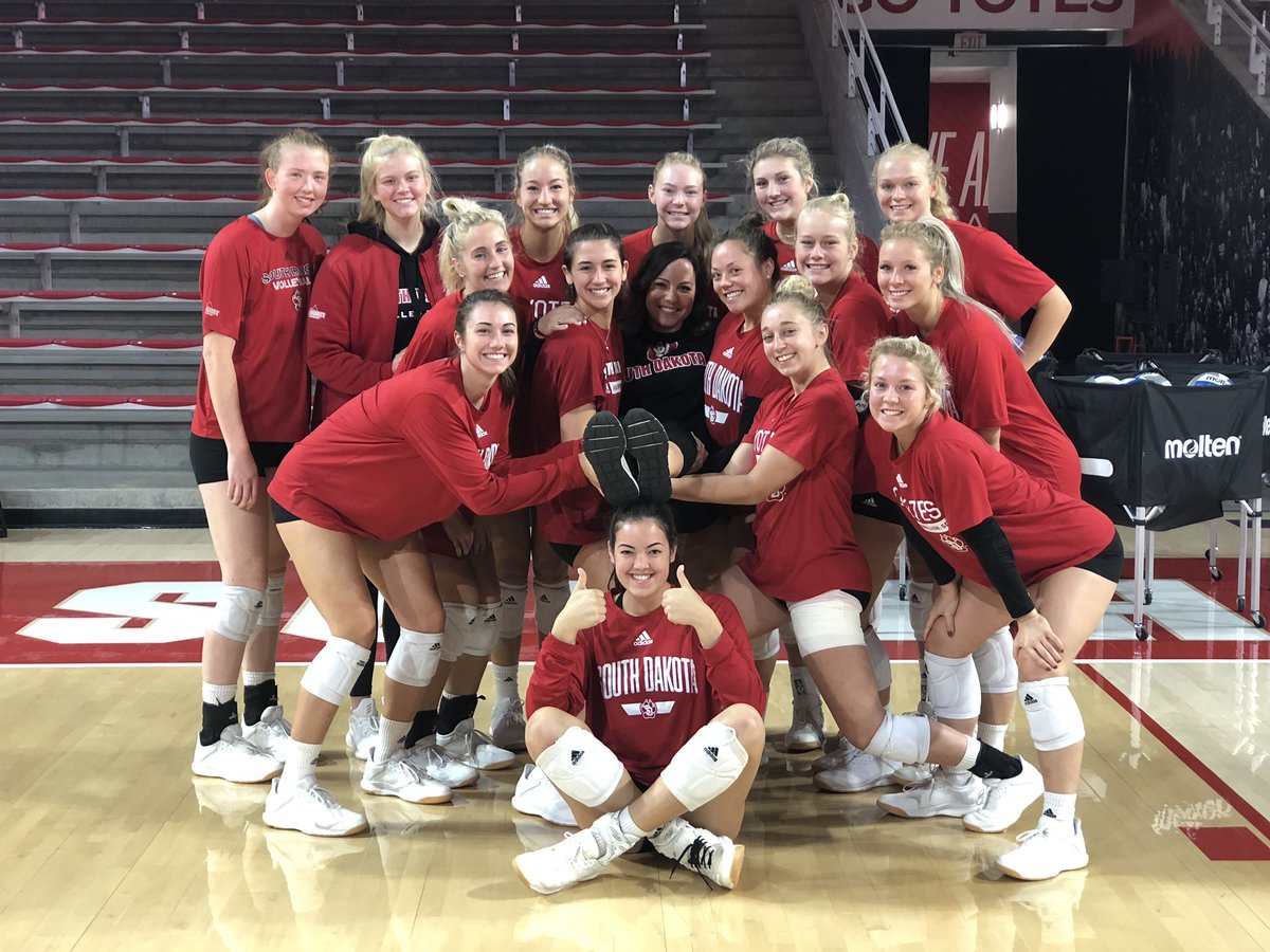 SDCoyotesVB's tweet photo. Happy birthday to the world’s best athletic trainer! We love you @jennauher! 🎊🎁🎈 https://t.co/CO738QuvW4