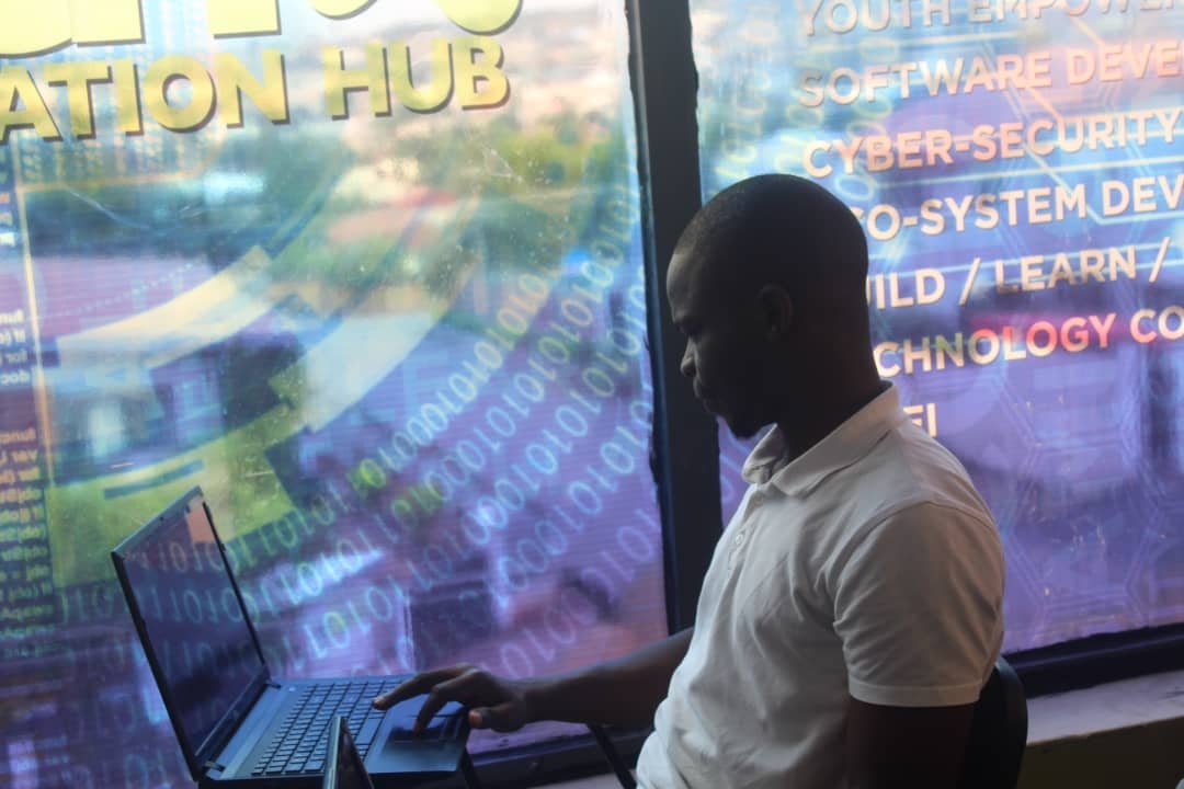 ezeko94's tweet photo. I like how I was caught at a serious moment location:@Techxinnovatio2....
#devctrainingwithandela #devcmeetup1.0
#devcenugu
@Andela_nigeria https://t.co/xgyYjV09S6