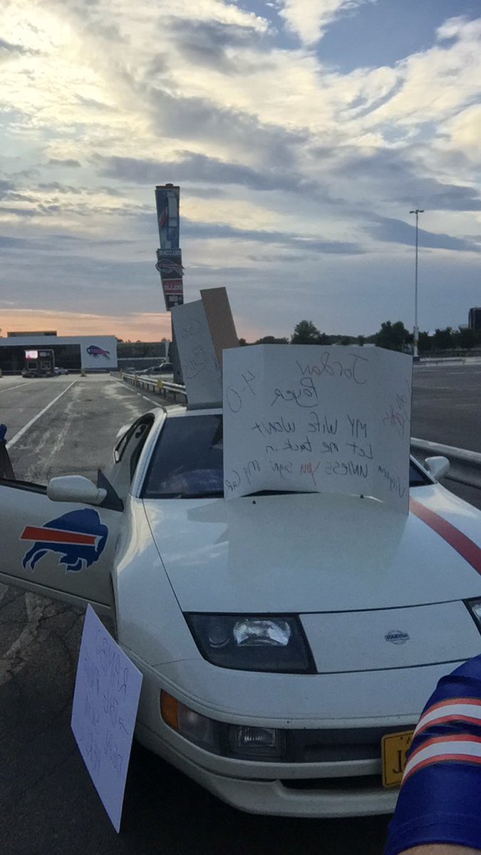 grocky72's tweet photo. Thank you Jordan Poyer! @J_poyer21 you’re awesome! Thanks for signing! GO BILLS , you’ll get an INT https://t.co/NAEYeJvM7Y