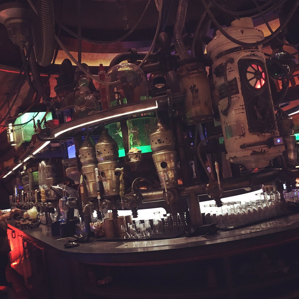 mahiler's tweet photo. Oga’s Cantina. Make a reservation for your next trip! Such fun drinks and food @WaltDisneyWorld #sweepstakes #GalaxysEdge #backtobatuu https://t.co/jC3luWuN7X