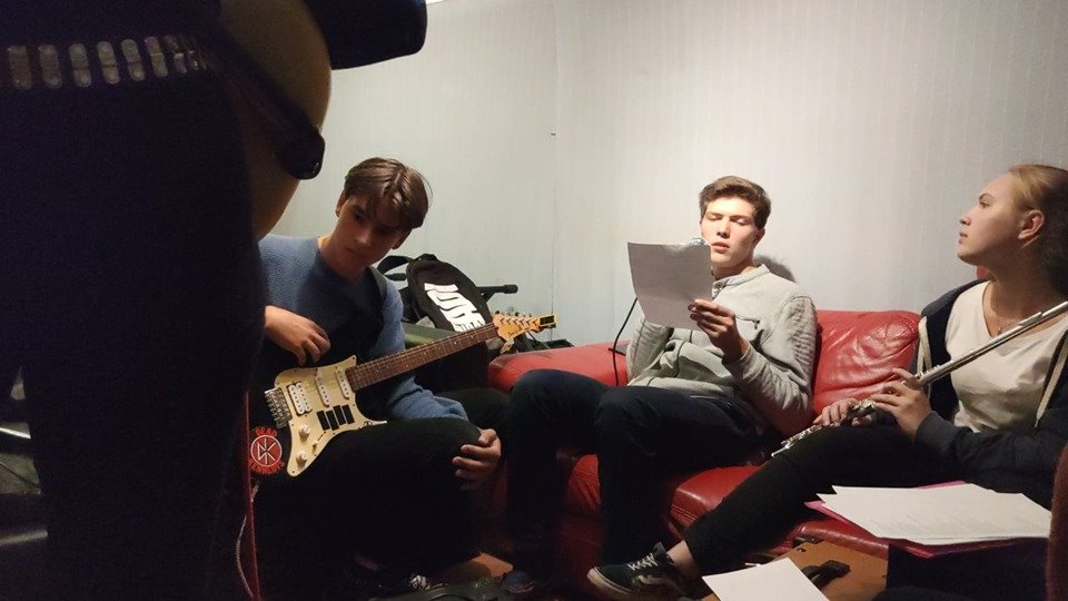 liceumwiewiorki's tweet image. Pierwsza po wakacjach próba szkolnego zespołu The Squirrels 👍
oraz prezentacja uzbrojenie wojowników uczestników żelaznego mostu podczas wykładu w Muzeum Starożytnego Hutnictwa Mazowieckiego. 
#theSquirrels #mshm #zelazymost #aktywnie #tworczo #zelaznekorzenie