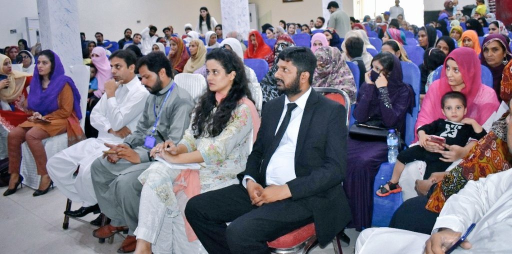 CRMPunjab's tweet photo. بچوں پر جنسی تشددکی روک تھا م کے لیے لوکل کمیونیٹی کے ساتھ کام کرنااور مقامی سٹیک ہولڈر کو شامل کرنا ضروری ہے، سی آر ایم پنجاب کے تخت لاہور کی ایک مقامی آبادی میں والدین کے ساتھ ایک نشست میں والدین کی بڑی تعداد نے شرکت کی۔

#ChildRights @gto_pak https://t.co/8wdfIjTpOl