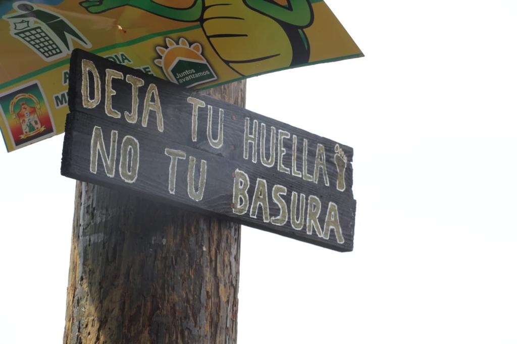 sernaHN's tweet photo. Ministro por Ley de MiAmbiente+ junto al Alcalde de Marcovia y Vice Alcaldesa de San Lorenzo en el marco del operativo #MiPlayaLimpia.
En este Feriado Morazánico las playas de Cedeño en el Sur de Honduras te esperan y no olvides depositar la basura en su lugar.
@JuanOrlandoH https://t.co/Fhxnosu8Cb
