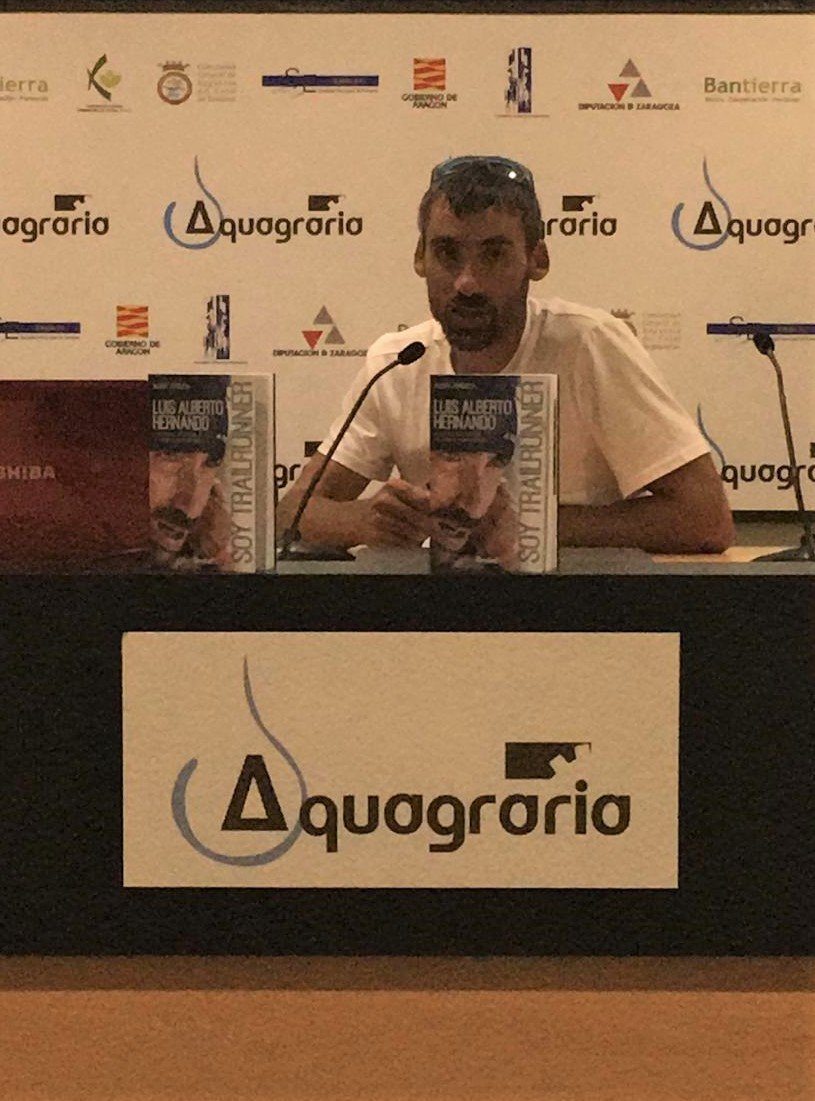 aquagraria's tweet photo. El #campeóndelmundo de #trialrunning presenta en #Aquagraria su libro "Soy TrialRuuner", hablando de la historia de un campeón del mundo "de andar por casa". 🏃♂
#NaturEjea2019 #charla #boalarestrail https://t.co/PakboGymlk