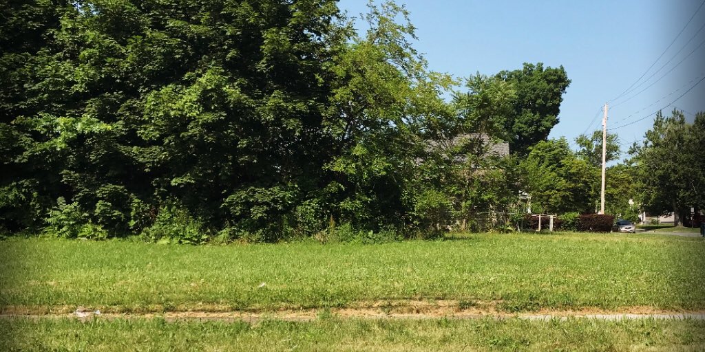 MaryMollySnyder's tweet photo. @TackleHB70 There once was a home 🏡 here. My husband’s home. When he was in high school.
It’s gone. Other things in Lorain have also disappeared over the years.
But, the people? They still got heart ❤️. And, fight. And a real pride in who they are and will continue to be.
Carry on! https://t.co/3c3DQLUZG2