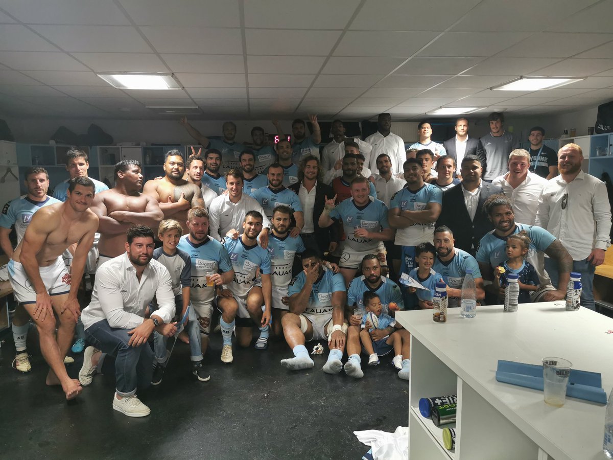 Une nouvelle photo de joie dans nos vestiaires. Peut être la plus belle depuis le début de saison.
Cette équipe démontre qu elle a du courage, du cœur... Et de la qualité !
Vous êtes fiers ce soir ? Montrez le à nos joueurs en commentaires.