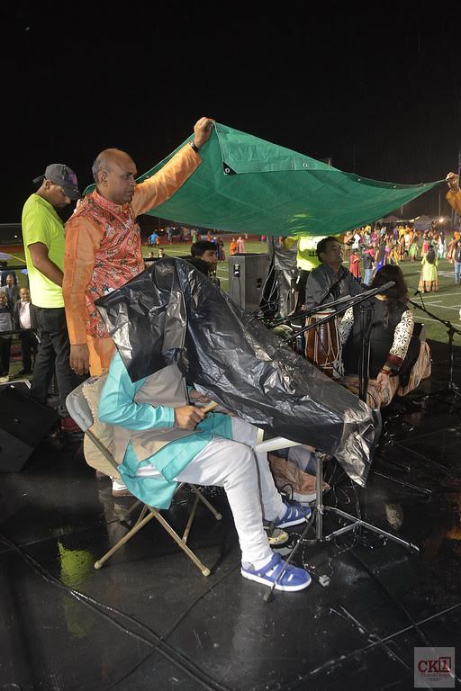 Rain played spoilsport in this U.S. Navratri event too; however Kheilaiyas continued with Garba