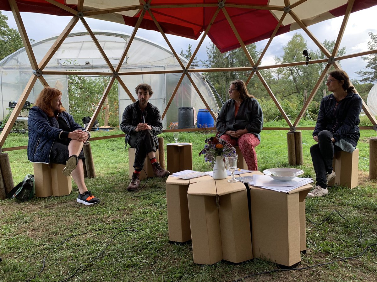 EU_PublicSphere's tweet image. Am Biohof über neue Wirtschaftsformen diskutieren. Heute Dome-Talk im Waldviertel in der großartigen Gärtnerei BioSain, die ihre Produkte über solidarische Finanzierung vermarktet.  #dometalk #EconomyForFuture Gemeinsam mit  @mehrdemokratie und @credit_eci