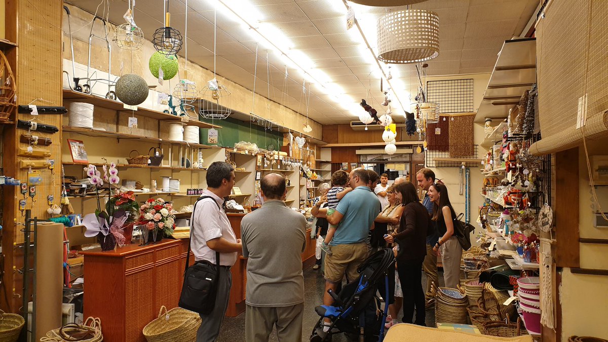 Dilluns 30 de setembre la Cistelleria Siscart abaixa la persiana per última vegada. Des de les 18h faran una última trobada oberta al veïnat amb òpera inclosa. Veniu-hi!