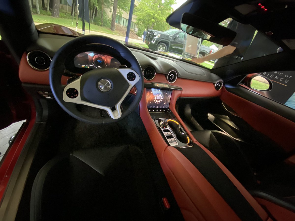 NUIAS's tweet image. The weather has been great today! Show is open till 6:00PM 😎🏎