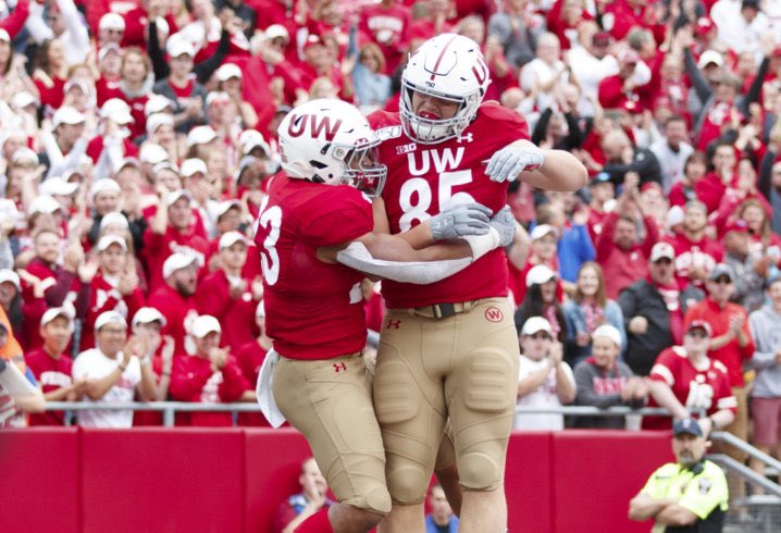 Hart5Attack's tweet image. What’s with Wisconsin football and puke-colored pants?