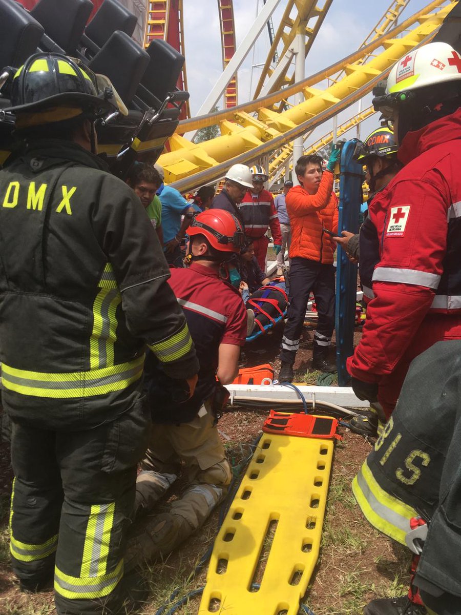 IrvingPineda's tweet photo. Voy con más información de última hora. Terrible accidente en la Feria de Chapultepec, hay al menos dos personas muertas y tres heridos. Se accidentaron en el juego Infinitum. https://t.co/rRESkZNC4N