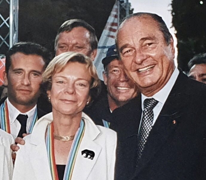 [Souvenirs] Juillet 2000. Sur les Champs-Élysées avec <a href="/EVazeille/">Eric Vazeille</a>, champion du monde de voltige aérienne, et le président Jacques Chirac, après mon second titre de championne du monde. Premier duo de champions français 🇫🇷 en #voltige aérienne #hommage #jacquesChirac