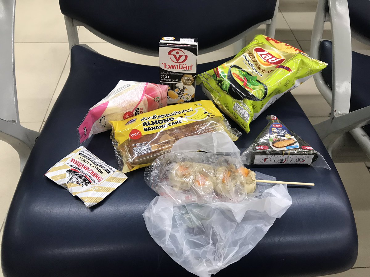 アイドア Idorr En Twitter 700円で買えるもの ポテチ中パック 豆乳 黒駒味 バナナケーキ ハムチーズサンド おにぎり 飴パック 串シュウマイ
