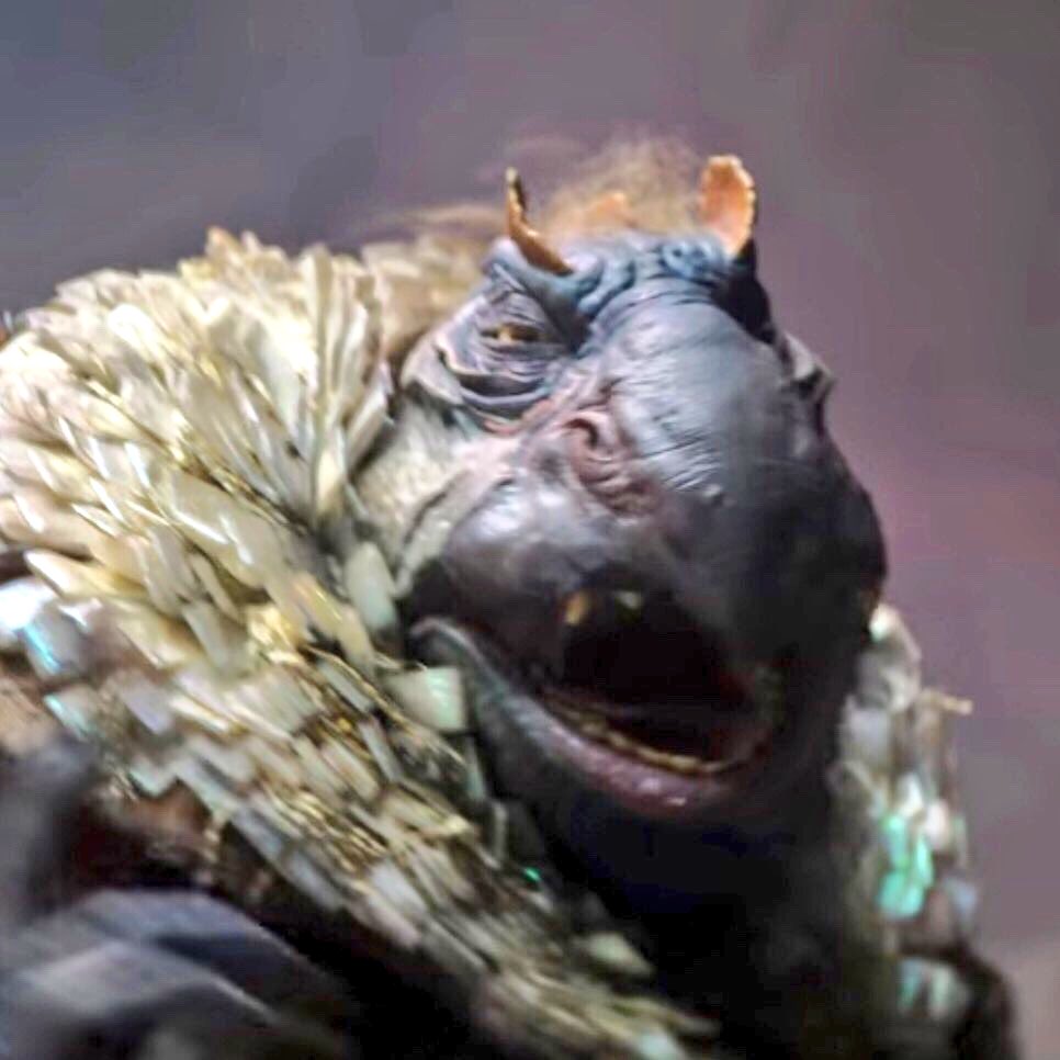Robosquatch's tweet photo. #skekayuk the #gourmand. I sculpted and painted for @netflix @darkcrystal #thedarkcrystalageofresistance at #jimhensoncreatureshop . #skeksis #TheDarkCrystal #puppets #practicaleffects #sfx https://t.co/Pa8KGHcQ6D