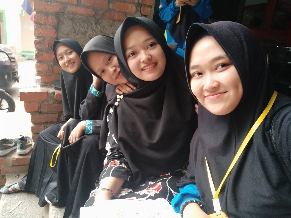 Asyma9's tweet photo. #gurumuda 
Kalau di liat_liat guru sama anak ya ga jauh beda sama sama imut&amp;cantik😉😜 wkwkwk
#hariminggu
#smaitalfath
#pengajarmuda https://t.co/86HPNlZ6Ql