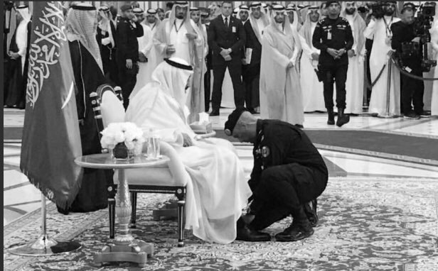 m_0g's tweet photo. ربي لقد كان حارسًا أمينًا صادقًا لملكين.. اللهم فاشهد له ملكَين على كتفه لا عليه.. يحفانه للجنة، اللهم إنا نحسبه ممن صدقوا ماعاهدوا الله عليه، حاميًا دينه ومليكه و وطنه، اللهم عظم أجر صبرنا، وارحم من سبقوه إلى رحمتك ومغفرتك. https://t.co/BmyRgAj6iH