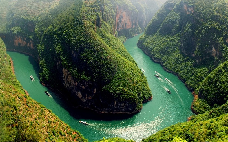 LTT_2505's tweet photo. Nho Quế River - Tu Sản Alley, Hà Giang Province.

Nho Que River winding like green thread shimmering north from heaven, flows through the rocky sloping limestone mountain of the global geological park system Dong Van stone. 

#travel #discover #Nature #Wild #Vietnam #Tourism https://t.co/1W2ppJ651m