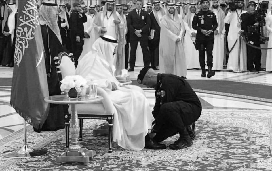boode_m's tweet photo. "الأبطال لا يموتون إلا غدرًا"

إنّا لله وإنا إليه راجعون نعزي أنفسنا في هذا البطل الذي وهب نفسه لخدمة مليكه ووطنه .. 
اللهم اغفر له وارحمه .
 #عبدالعزيز_الفغم https://t.co/WG43UwYeGY