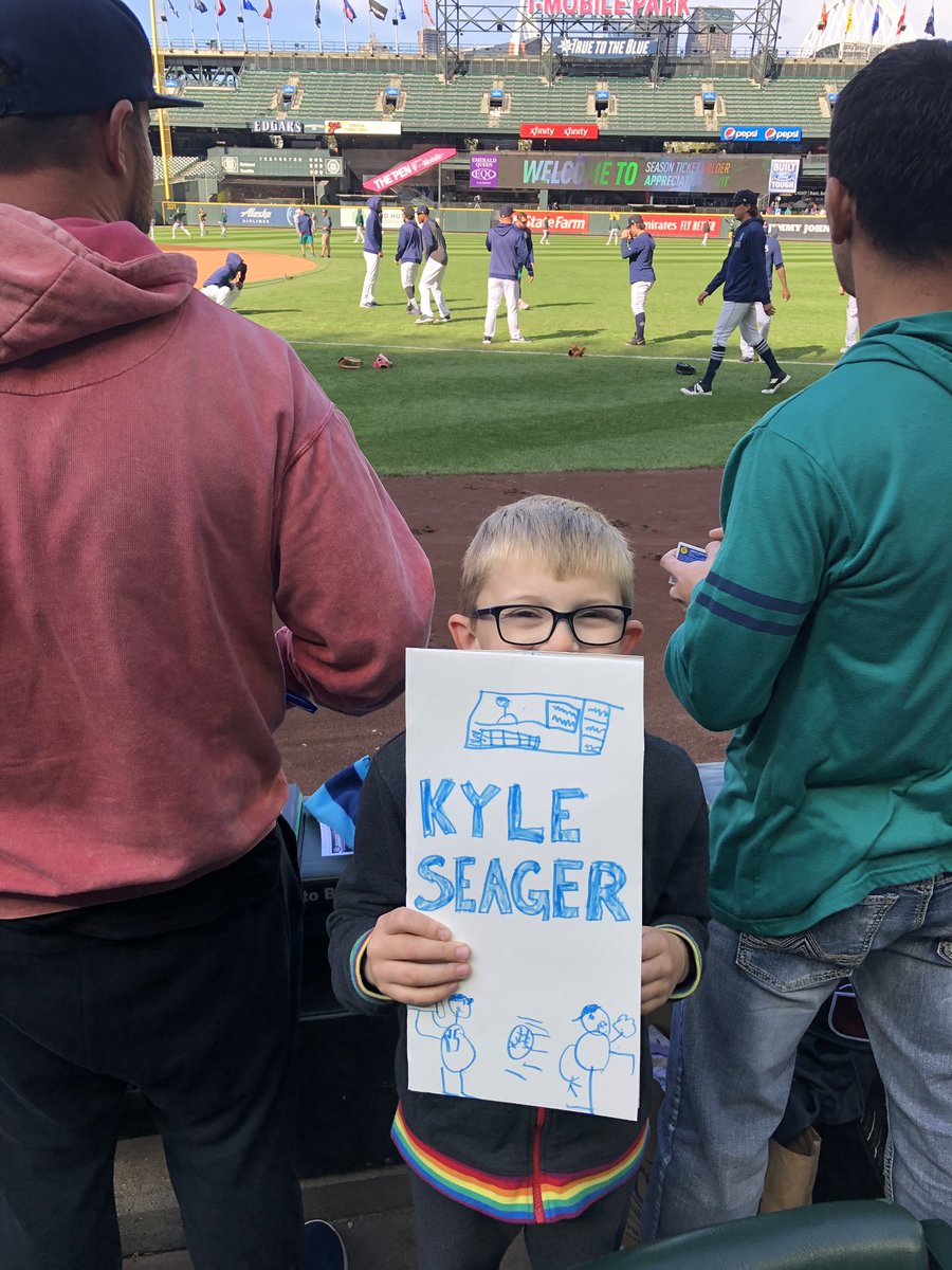 MarioRice82's tweet photo. Rowan made some thank you cards for his two favorite @Mariners (Kyle Seager and @RealKingFelix ) 😁 Thanks again, fellas, for always being so good to my kiddos! #MarinersSTH #GoMariners #WHEREiROOT https://t.co/Q0J7GIWpVe