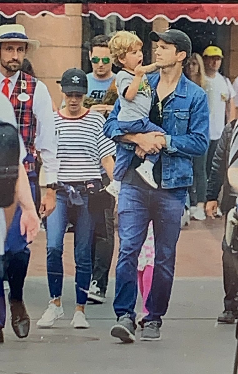 DisneyParkCeleb's tweet photo. Confirmed! Mila Kunis &amp; Ashton Kutcher are at Disneyland! .
.
.
.
#milakunis #ashtonkutcher #thatseventiesshow #that70sshow #disney #disneyland #disneyparks  #disneystyle   #disneyparks #disneyparkceleb #celebritysighting https://t.co/s4261pECm6