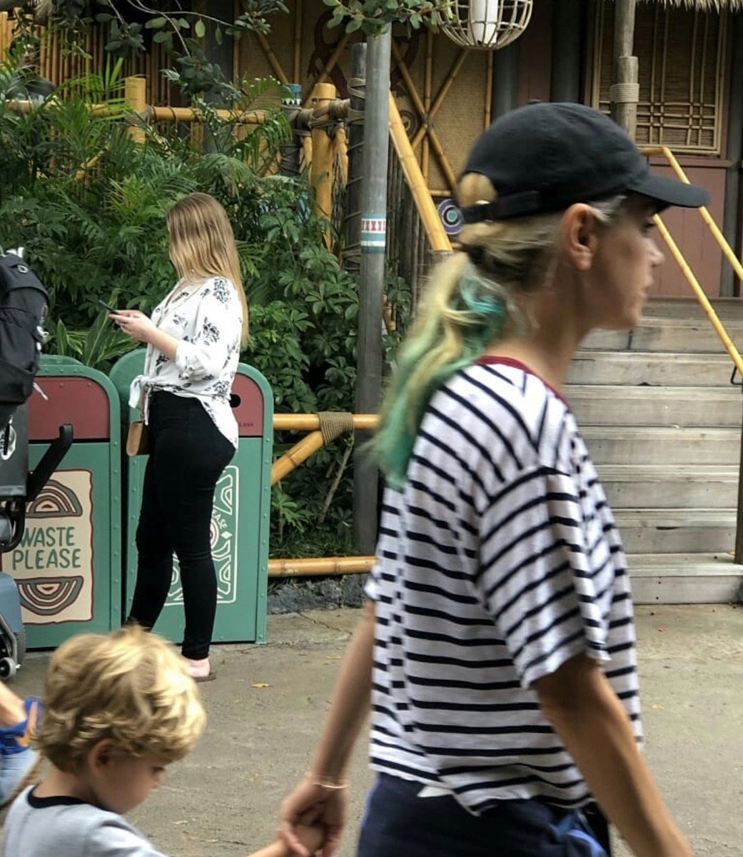 DisneyParkCeleb's tweet photo. Confirmed! Mila Kunis &amp; Ashton Kutcher are at Disneyland! .
.
.
.
#milakunis #ashtonkutcher #thatseventiesshow #that70sshow #disney #disneyland #disneyparks  #disneystyle   #disneyparks #disneyparkceleb #celebritysighting https://t.co/s4261pECm6