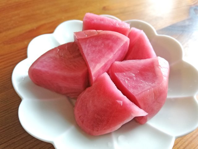 yanaginisakura's tweet photo. 山形【赤かぶ柿酢漬け】
涼しさを感じてくると、
どういう訳か美味しく感じてくる甘酢。
お茶請け、お酒のお供にも。
URL https://t.co/F5N7jmnZAx
#漬物 #やなぎに桜 #谷根千 #山形 #赤かぶ #柿酢 #甘酢漬け #japanesepickles #redturnip #sweetvinegar https://t.co/5zmroyrhuH