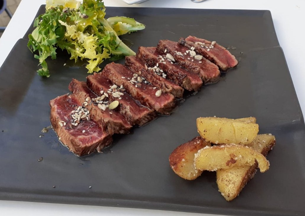 AriTxoBada's tweet photo. Y esto pasa cuando te traen un #LomodeVaca de @Trasacar , te pillas una botella de @JackDaniels_ES y haces esto.
Tataki de Lomo de Vaca 🐮 con aguachile de birra 🍺 negra y salsa de Ajo negro y Jack Daniel's 🥃
#AriTxoBarTaperia
#Badajoz #Extremadura #tapas https://t.co/W1IJUOFEq4
