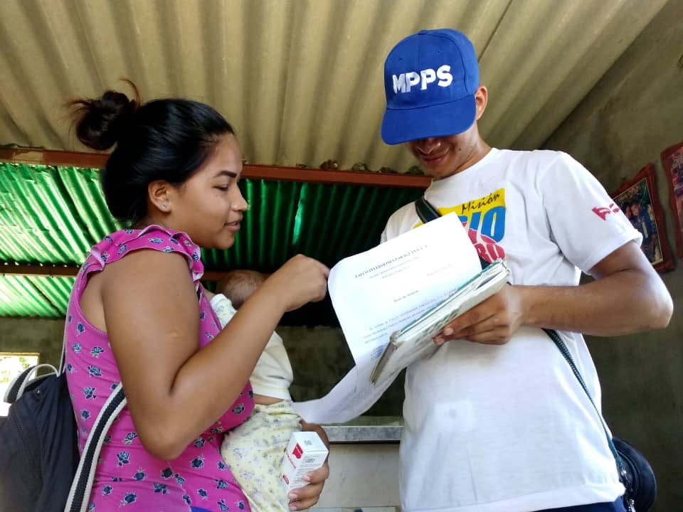 Calle a calle, casa a casa, caso a caso y cara a cara hoy se desplegó nuestro equipo del ASIC Adolfo Martinez en sector blanquita de Perez de Carirubana junto a <a href="/MSomosVen/">Movimiento Somos Venezuela</a> <a href="/JDB_CBH_Oficial/">JóvenesdelBarrio CBH</a> <a href="/psuvfalcon/">PSUV FALCÓN</a> brindando atención a más d 40 familias <a href="/NicolasMaduro/">Nicolás Maduro</a> <a href="/vclarkb/">Víctor Clark Boscán</a> <a href="/AlvaradoC_MPPS/">Carlos Humberto Alvarado González</a>