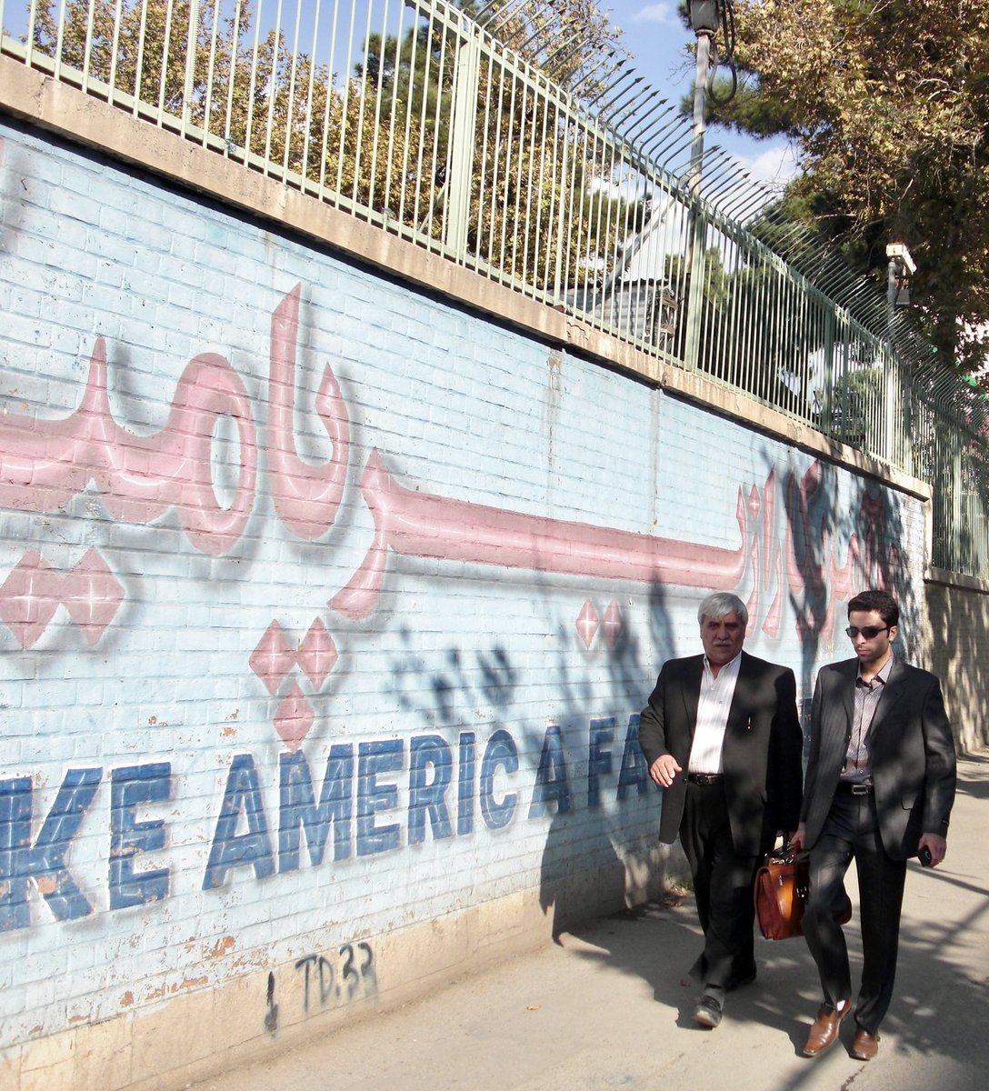 カフェバグダッド イラン の首都テヘランのあちこちにある 反米壁画 は アートしてかなりクール イスラム革命40年の歴史を刻んでいて文化財級 リニューアルするなどと言わずにぜひ 残して欲しい イスファハンやシーラーズに比べ 観光資源的にパンチに