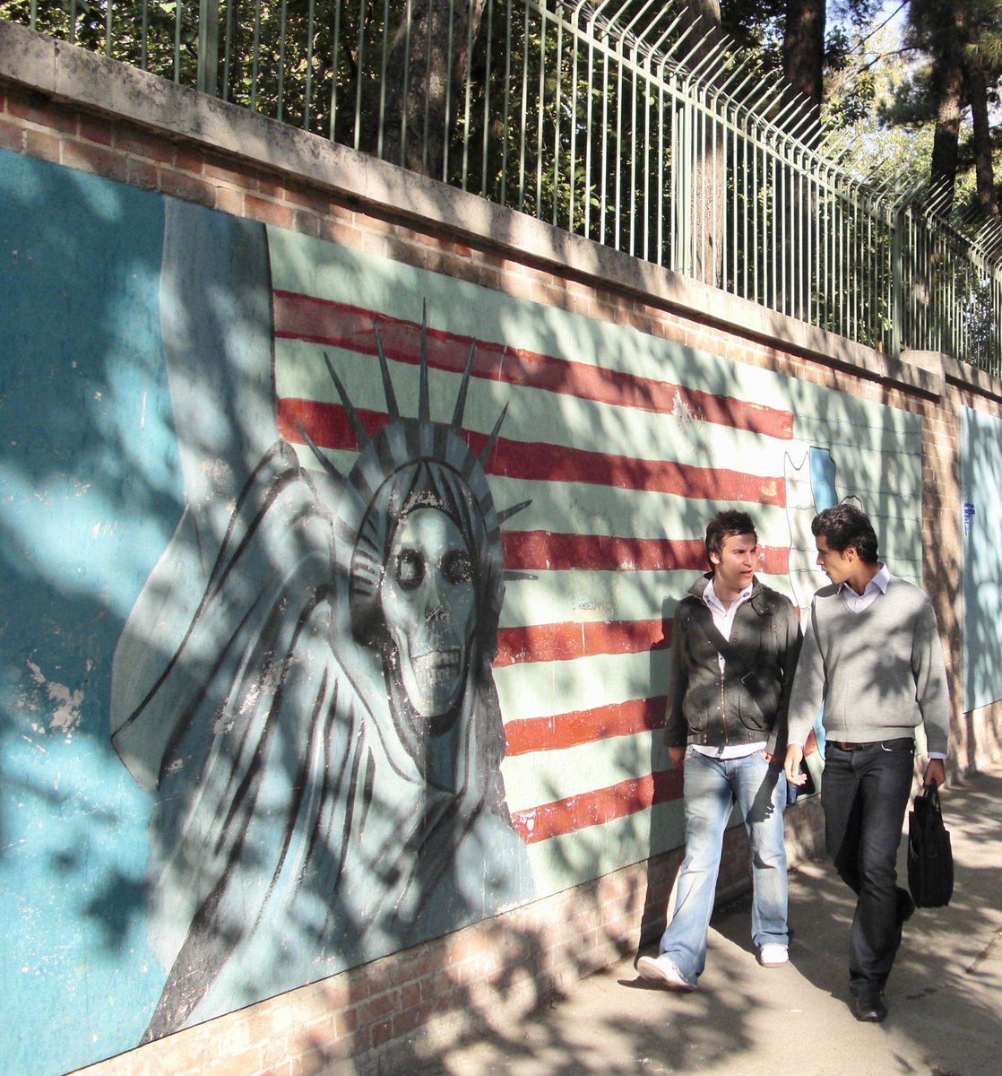 カフェバグダッド イラン の首都テヘランのあちこちにある 反米壁画 は アートしてかなりクール イスラム革命40年の歴史を刻んでいて文化財級 リニューアルするなどと言わずにぜひ 残して欲しい イスファハンやシーラーズに比べ 観光資源的にパンチに