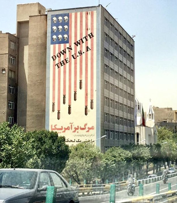 カフェバグダッド イラン の首都テヘランのあちこちにある 反米壁画 は アートしてかなりクール イスラム革命40年の歴史を刻んでいて文化財級 リニューアルするなどと言わずにぜひ 残して欲しい イスファハンやシーラーズに比べ 観光資源的にパンチに