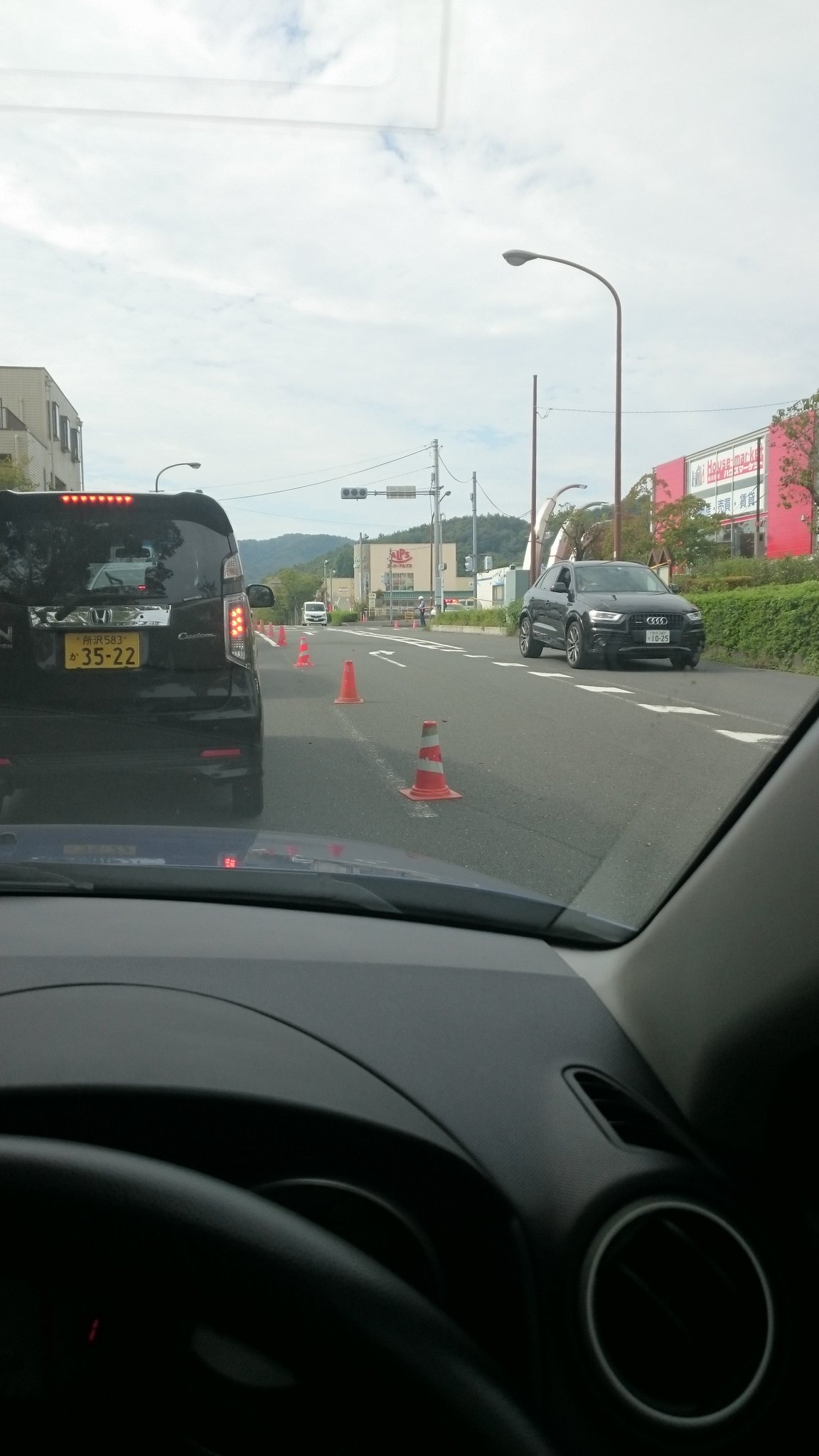 画像 飯能美杉台の発砲事件現場 封鎖されています アルプス スーパー に行くのも一苦労 犯人早く捕まってほしいです T Co Babzjovxa8 まとめダネ