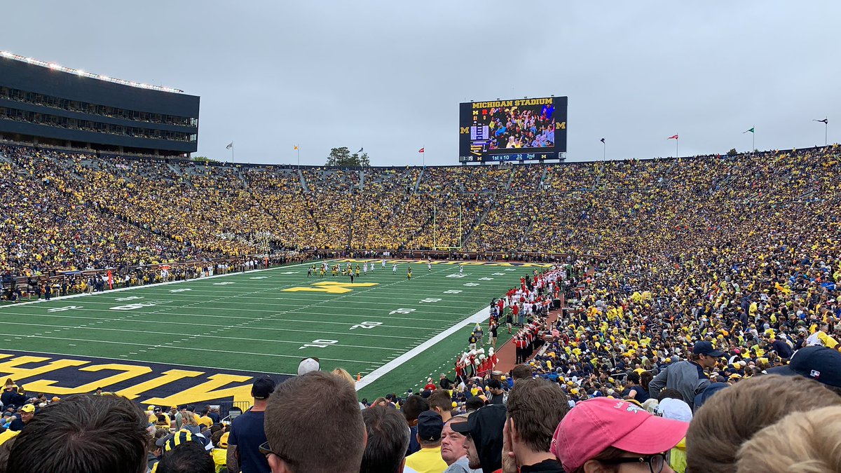 JBBFootball's tweet image. College Game 3 - Michigan!

Michigan Stadium was one I have always wanted to go to and it did not disappoint! 110,000 Michigan fans in attendance to cheer them on as they won 52-0!

Thanks to Chris for the hospitality at the tailgate! I had a blast! 

#CollegeGameDay