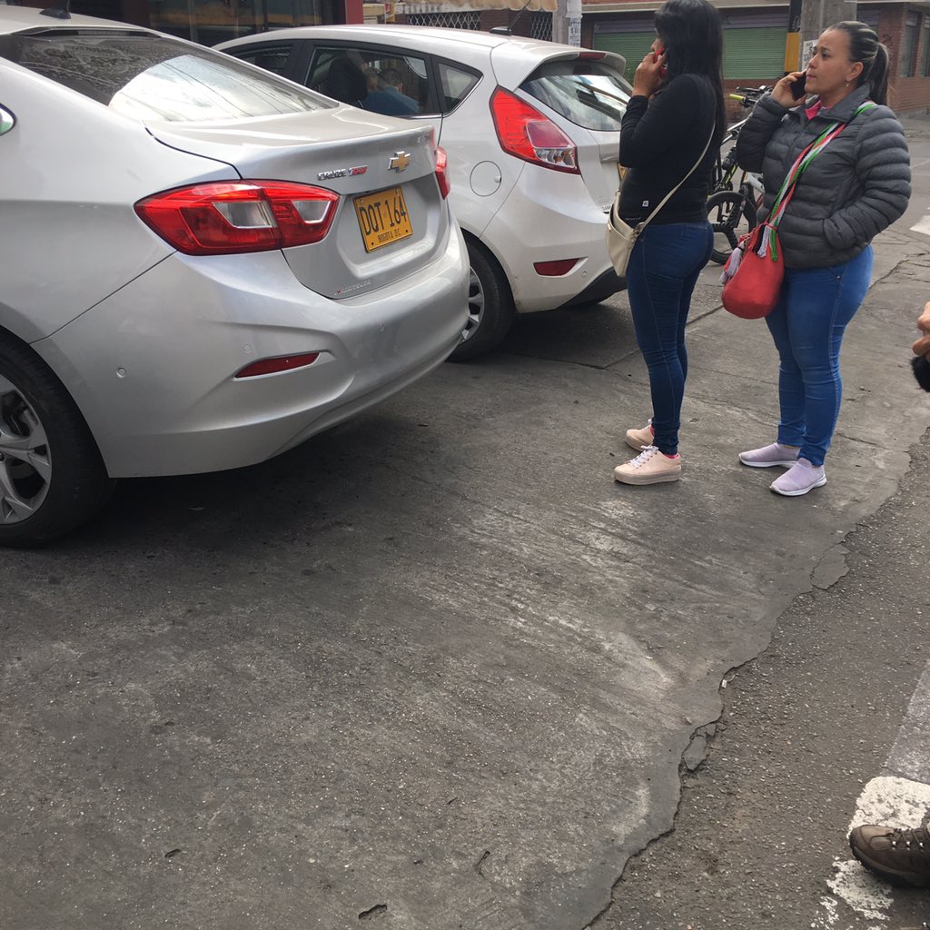 suseguridadvial's tweet photo. @TransitoBta @elpoderdelcono @SectorMovilidad @Bocarejo_JP @TransitoPolicia @BogotaTransito @Maorodriguezgon @cazainfractor carrera 69 #63c-01 localidad engativa https://t.co/HCwhPzXtuS