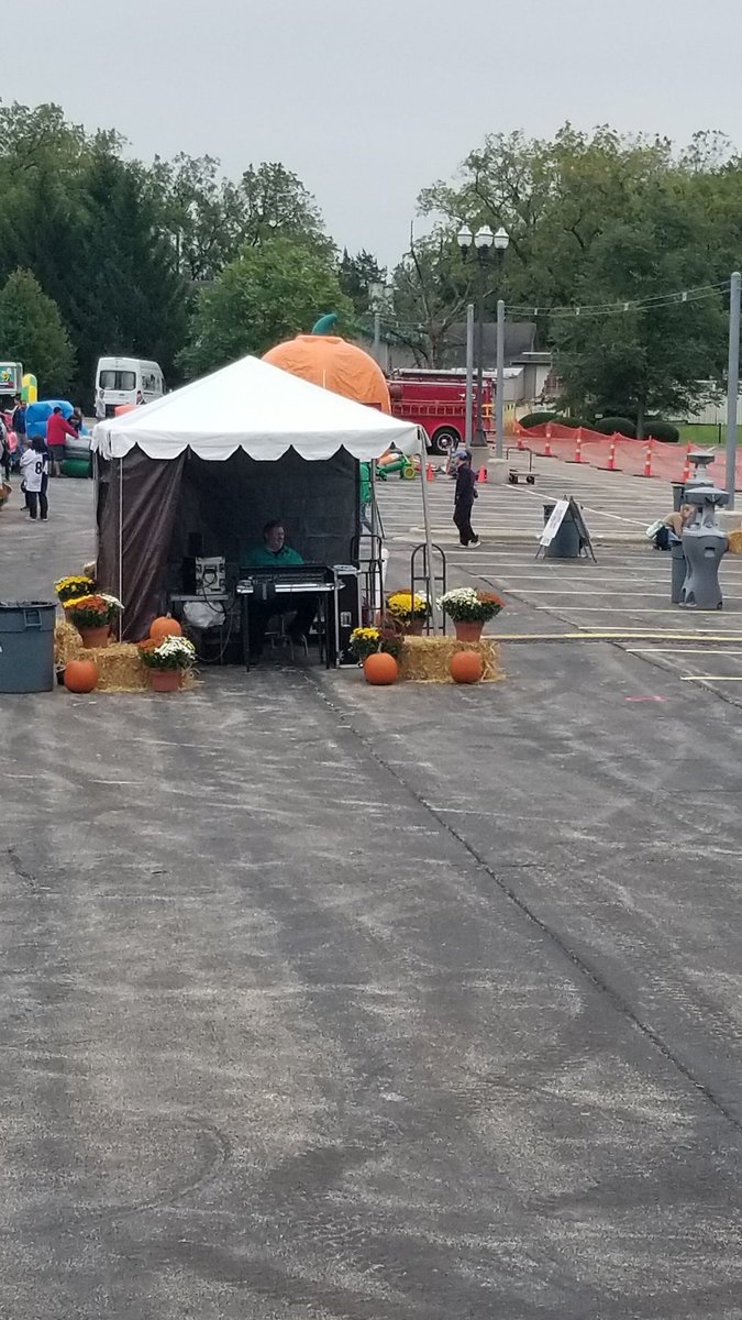Wicked74303's tweet photo. An hour and a half till showtime. Real stage, real sound guy. #Dizzyedge is rocking tonight. #fallconcert #fallfest #rocknroll #playitloud https://t.co/RvZYfQT4RD