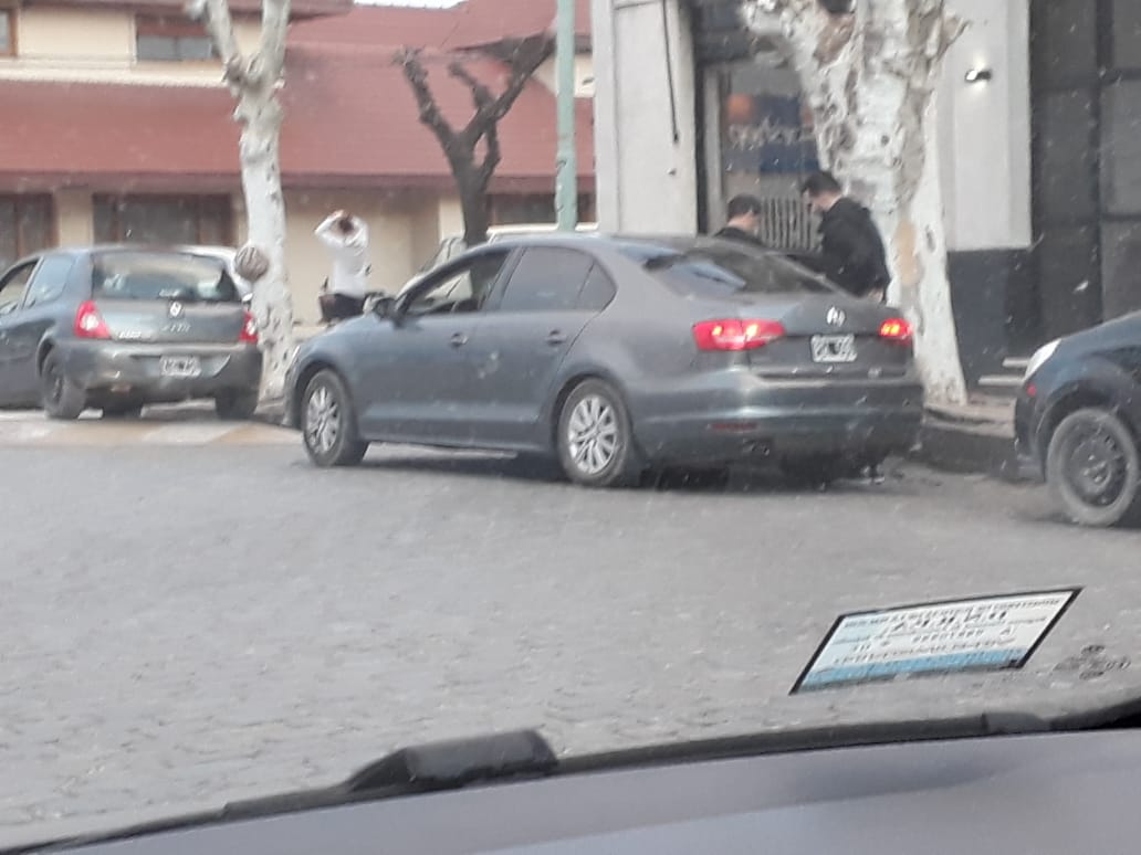 Gatopalacio's tweet photo. Aca lo tienen a @Kicillofok , el que dice recorrer la provincia en un RENAULT CLIO. Aca estan las fotos de su llegada a Coronel Suarez en un VENTO, cambiandose a su CLIO de campaña para hacerse el humilde! No nos dejemos engañar mas, nos siguen mintiendo @FrenteDeTodos ! https://t.co/U8MwZqzPJ2