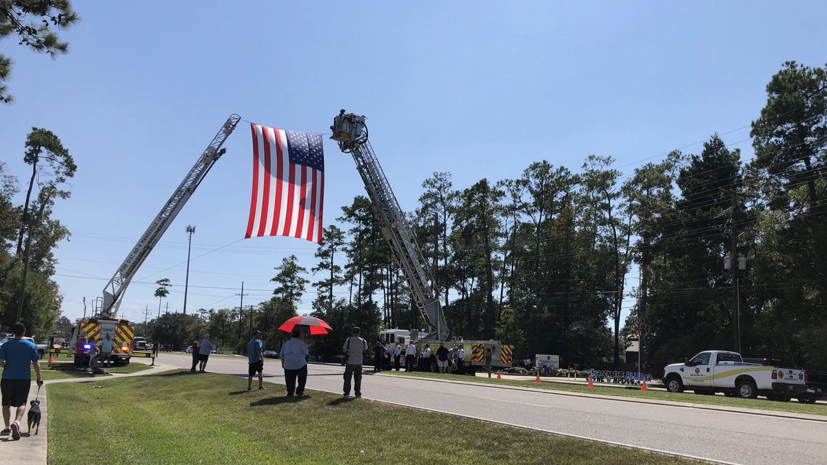 SRSAcommercial's tweet photo. Yesterday the Mandeville community showed their support for fallen officer Vincent Liberto with luminaries, flags, and other tributes.
#MandevilleStrong #Police #Twilight #Sunset #Tribute https://t.co/E5f29850Zf