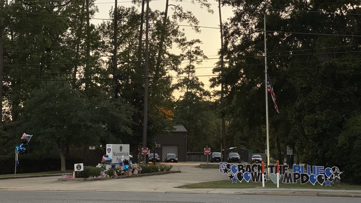 SRSAcommercial's tweet photo. Yesterday the Mandeville community showed their support for fallen officer Vincent Liberto with luminaries, flags, and other tributes.
#MandevilleStrong #Police #Twilight #Sunset #Tribute https://t.co/E5f29850Zf