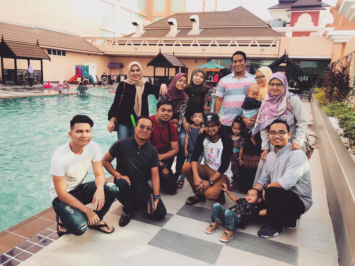Azuwa_Razal's tweet photo. Part 1 DPL 2010/14 Reunion Baru Separuh ,, Ramai Yg Xdapat Hadir .. Dakpelah Part 1 Buat Lepas Rindu Geng-Geng Kolej Dulu .. 9Taun Lepas Jupe Satu Kolej .. 6Taun Doh Dok Jupe Lepas Belajar .. #kamihadir #msucollegeterengganu #reunion2010gengkolej https://t.co/YnPavVKwlC
