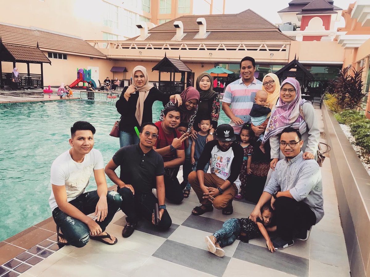 Azuwa_Razal's tweet photo. Part 1 DPL 2010/14 Reunion Baru Separuh ,, Ramai Yg Xdapat Hadir .. Dakpelah Part 1 Buat Lepas Rindu Geng-Geng Kolej Dulu .. 9Taun Lepas Jupe Satu Kolej .. 6Taun Doh Dok Jupe Lepas Belajar .. #kamihadir #msucollegeterengganu #reunion2010gengkolej https://t.co/YnPavVKwlC