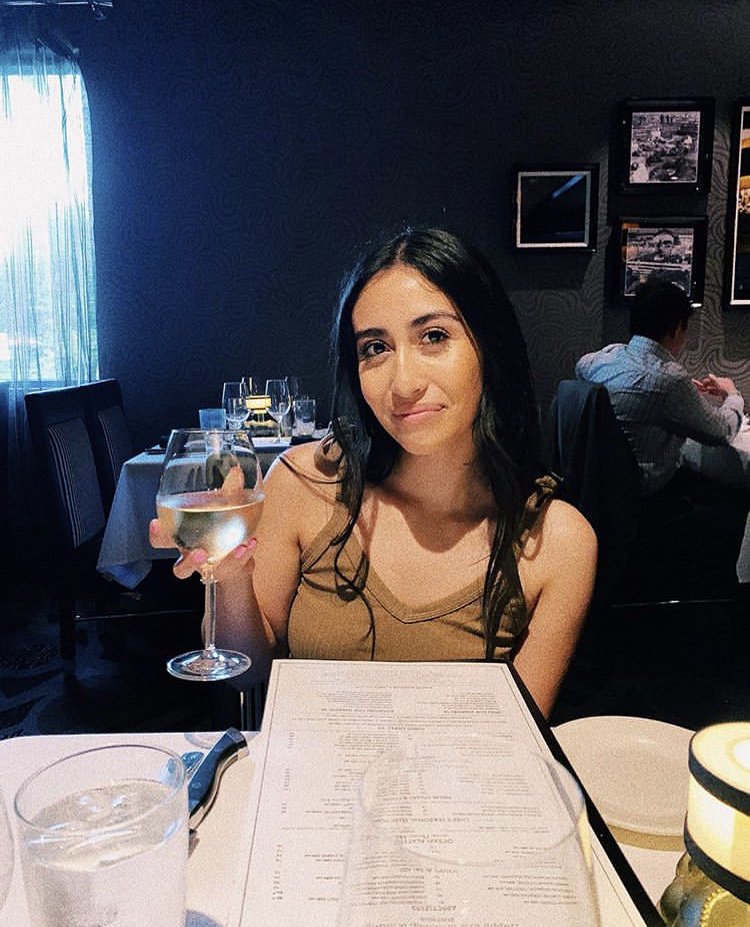 Mortons's tweet photo. Embrace the exquisite evening with a glass of wine. 🍷 📸:brittzavala
#unwind #whitewine #weekenddrinks #dinnerdrinks #sips https://t.co/wBa26pxbNh