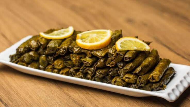 şu an fotoya bakıp ağlamamak için bir sebep bulamıyorum