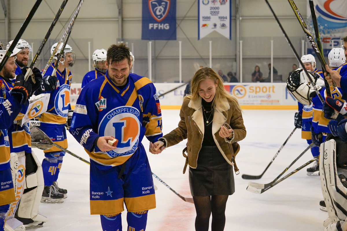 phenix_de_reims's tweet photo. INSOLITE - Demande de #mariage d’un joueur Rémois (Jakub Matejka) après le match des Phénix de #Reims contre #Dijon ! Elle a dit oui 💍 https://t.co/2BE2aB3BJA