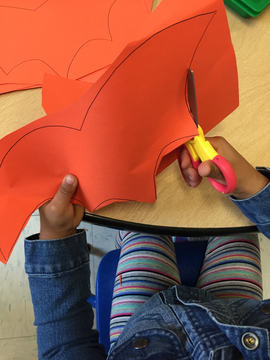 WestcottBrand's tweet photo. #Teachers! Get in the #Halloween Spirit with this awesome bat tree #craft! #classroomideas #classroomcrafts https://t.co/gv007ZKke6 https://t.co/xurBOkYpES