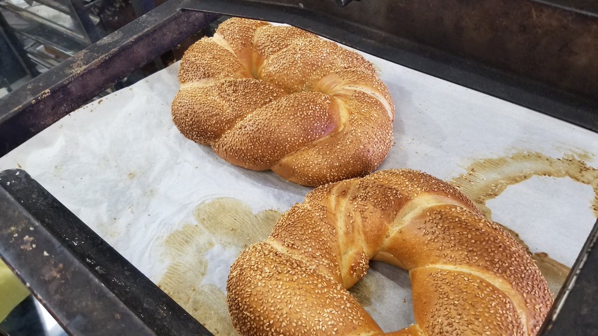ChristophKnoch's tweet photo. Gibt es Äpfel mit Honig? Das neue Jahr soll doch ein süses Jahr werden. #Shanahtovah #shanstovaumetuka. Und runde #challot @abbaleksandr @AnnaTrechsel @refpunktch @philmhitchen https://t.co/vMeGtSnx55